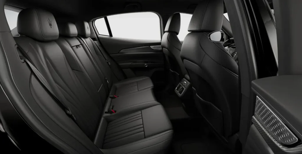 MASERATI-Grecale-Modena-330-QS-interior-trasera.webp