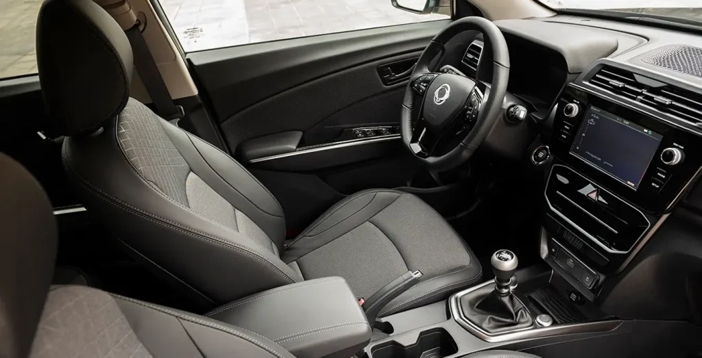 SSANGYONG-Tivoli-G15-Urban-Plus-4x2-interior-delantera-2-1.webp