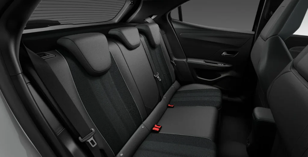 OPEL-Mokka-1.2T-100kW-GS-interior-trasera.webp